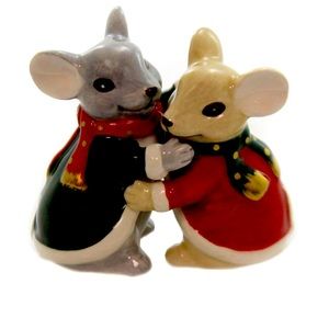 Ceramic Christmas Holidays Mouse Couple Hugging Salt &Pepper Shakers Set,3-3/8"